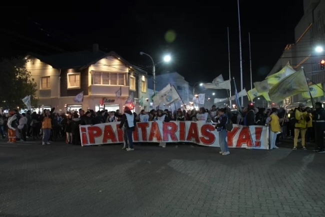 Santa Cruz: Gran marcha de antorchas en Río Gallegos pidiendo paritarias urgente