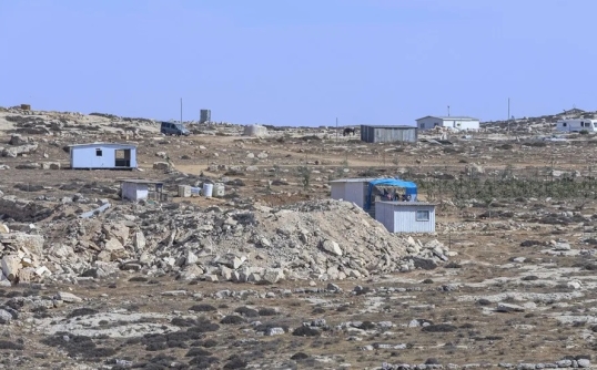 Colonos israelíes incendian una mezquita y pintan eslóganes racistas en Cisjordania ocupada
