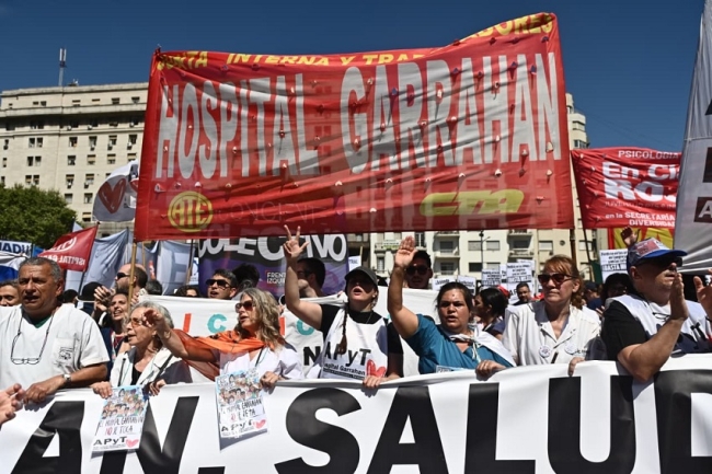 Trabajadores del Hospital Garrahan y de Universidades en la plaza del Congreso contra el veto de Javier Milei