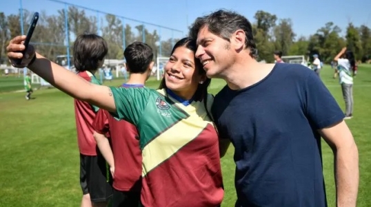 Axel Kicillof firmó un convenio con Cáritas y la AFA para la realización de la Copa Mugica