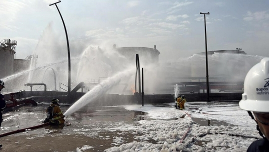 Irán atacó una refinería en Baréin, fuente de combustible para la Quinta Flota de EE. UU