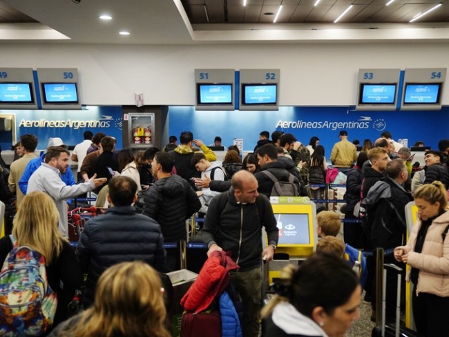 Turismo: Los viajes al exterior duplicaron la llegada de extranjeros al país en agosto