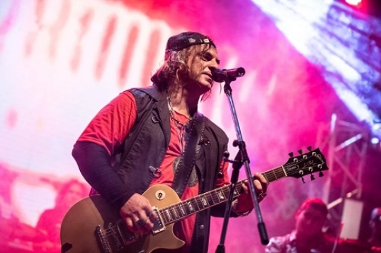 Caras Extrañas, la nueva banda de Junior Lescano llega a Mar del Plata