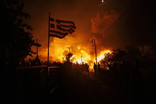 Grecia: Una nube tóxica se extiende sobre Salónica tras un incendio forestal e industrial