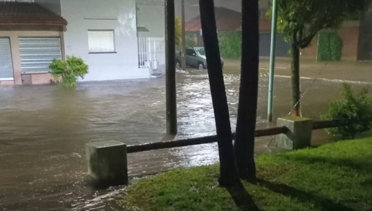 Un fuerte temporal de lluvia en Olavarría, provocó anegamientos en distintos puntos de la ciudad