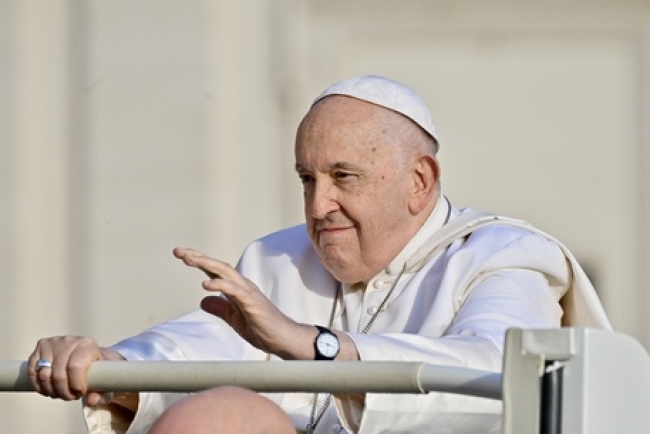 El papa Francisco fue internado por una bronquitis