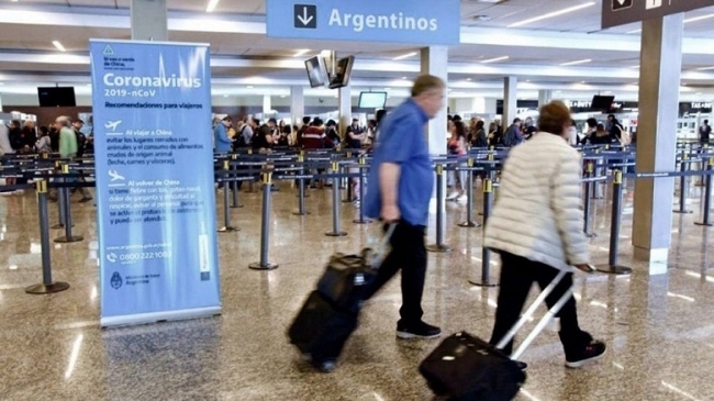El ministerio de Salud aisló dos nuevos casos de variante Delta en viajeros que se encuentran cumpliendo aislamiento