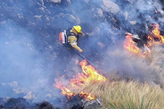 Córdoba: El fuego avanzó hacia el valle de Calamuchita y ya hay unas 350 hectáreas afectadas