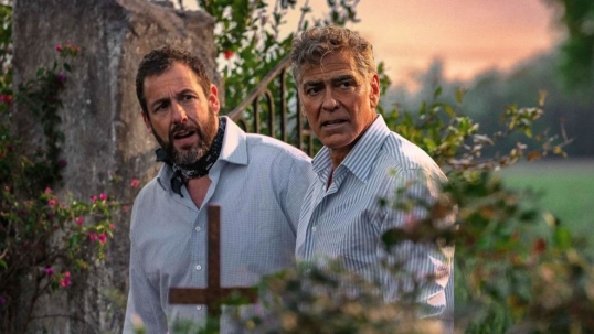 Llega a las salas del país la película «Jay Kelly», con Laura Dern, Adam Sandler, George Clooney