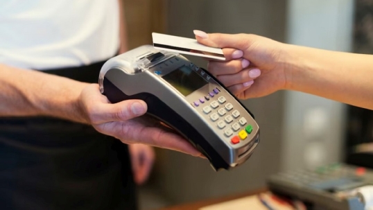 La morosidad de las familias por el uso de tarjetas de crédito aumentó en octubre