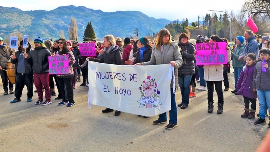 Chubut: Masiva marcha en reclamo de justicia por el caso de la chica de 18 años secuestrada y abusada en El Hoyo