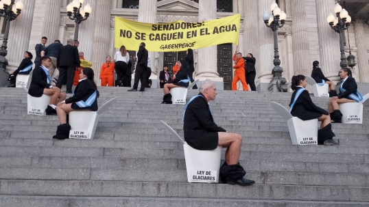 Activistas de Greenpace saltaron la reja del Congreso y protestaron por la Ley de Glaciares