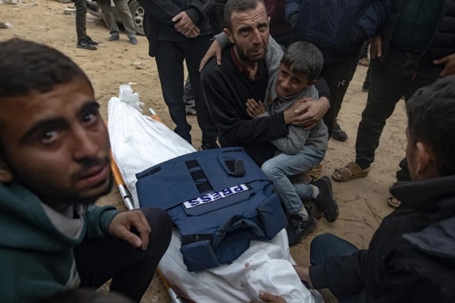 Israel atacó una tienda de reporteros en Gaza: Hay dos periodistas muertos y 8 heridos