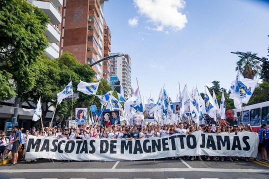 &quot;Democracia sin Mafias&quot;: Miles de militantes de La Cámpora marcharon desde la sede de la exEsma, a Plaza de Mayo