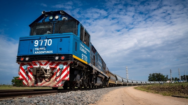 Milei firmó el decreto para la privatización total del Belgrano Cargas