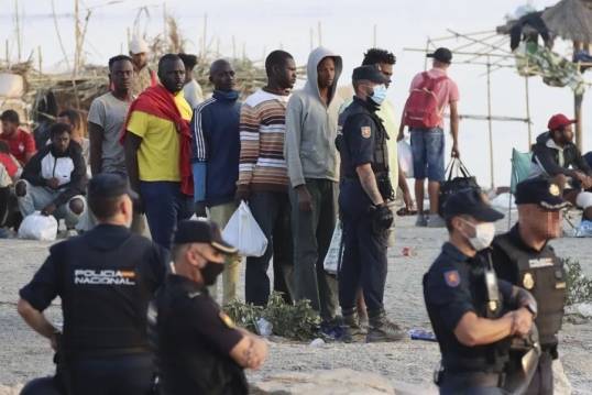 Ceuta: Comienza el desalojo de miles de migrantes de la playa