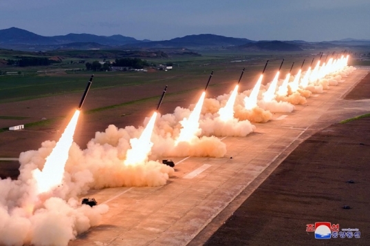 Corea del Norte realiza una demostración de potencia de lanzacohetes múltiples «supergrandes»