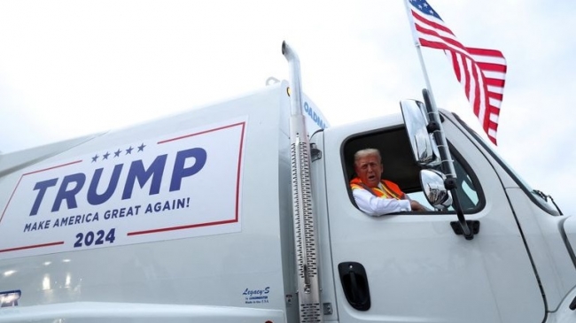 Donald Trump llegó en un camión de recolector de basura a un acto
