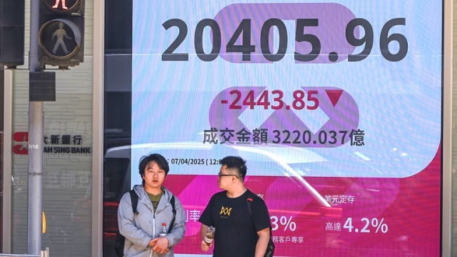 La bolsa en Hong Kong cae más del 13 %
