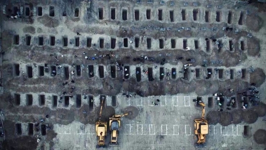Horror de la guerra: Cavan 160 fosas para enterrar a 160 niñas tras el ataque de EE.UU. e Israel