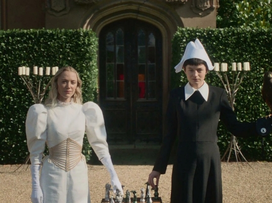 Estrenan la película «Las 100 noches del deseo», con Emma Corrin, Nicholas Galitzine, Maika Monroe