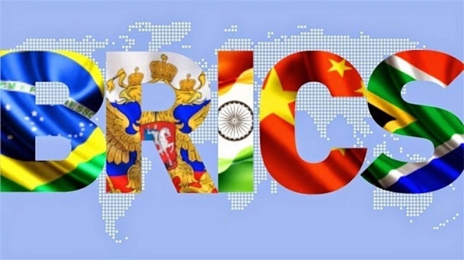Trump amenazó a los BRICS, con aranceles de 100 % si no apoyan al dólar