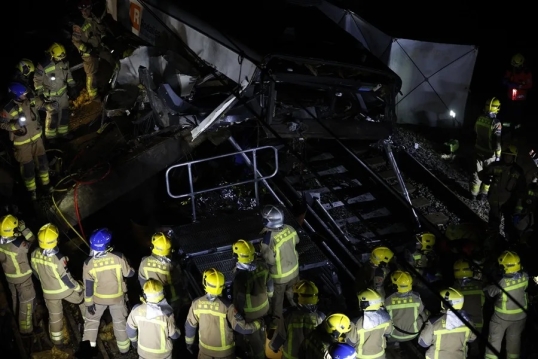 España: Un muerto, 4 heridos graves y otros 33 afectados por el accidente de tren de Gelida (Barcelona)