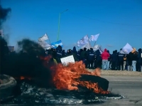 Gualeguaychú: Trabajadores despedidos de Unionbat reclamaron junto a sus familias en el parque industrial
