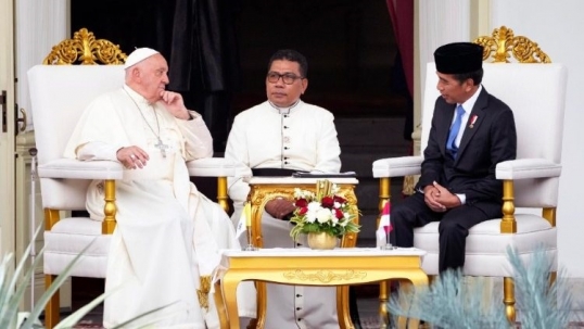 Indonesia: Francisco visitó el Palacio Presidencial donde saludó a Joko Widodo