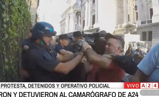 La policía federal agredió y detuvo a un camarógrafo de A24