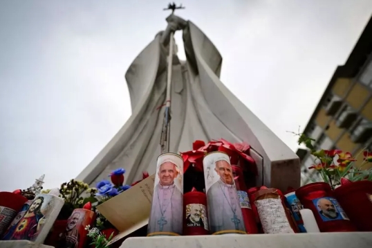 El papa Francisco presentó una "leve mejoría"
