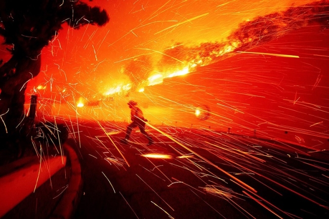 Estados Unidos: Un devastador incendio causa estragos cerca de Malibú