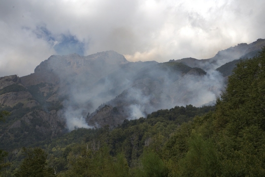 Chubut: El incendio forestal avanza en Lago Rivadavia