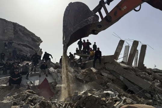 Equipos de rescate remueven los escombros de Gaza en busca de miles de cadáveres sepultados