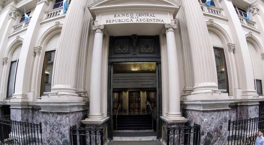 Cepo al dólar: Restringen la compra a directores de empresas financieras para frenar un "rulo" con el CCL