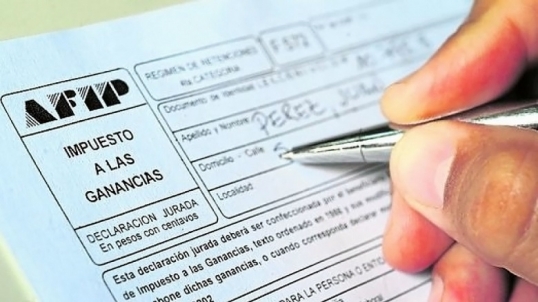 Milei firmó el decreto que cambia el impuesto a las Ganancias del Paquete Fiscal