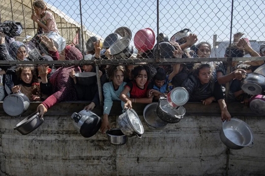 Al menos 24 palestinos muertos en un nuevo tiroteo junto a un punto de reparto de ayuda en Gaza