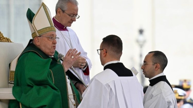 El papa Francisco interrumpe la homilía por sufrir problemas respiratorios