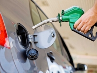 El Gobierno aumentó parcialmente los impuestos a los combustibles