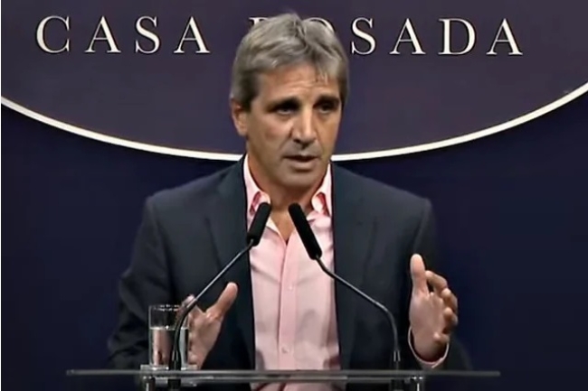 Luis Caputo, a comerciantes: «Tener los dólares en el colchón es un muy mal negocio»