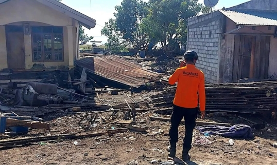 Indonesia: Ascienden a 53 los muertos y a 135 los heridos tras el terremoto de magnitud de 7,7