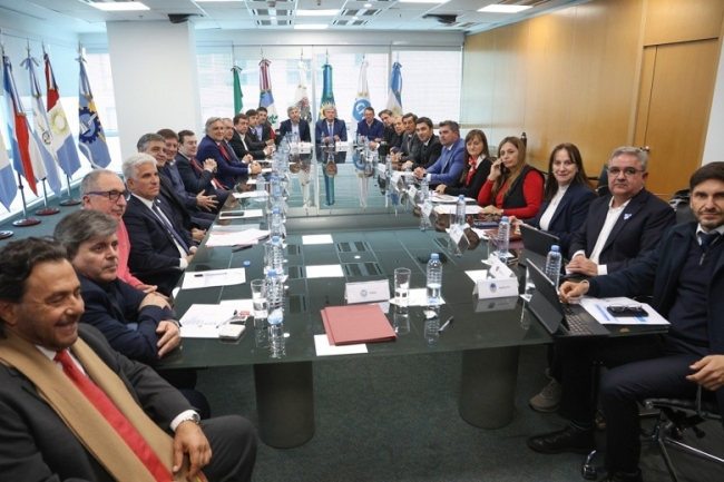 Los Gobernadores presentarán un proyecto de ley para redistribuir el impuesto a los combustibles