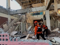 Indonesia: Al menos hay 38 muertos tras un terremoto de magnitud 7,7