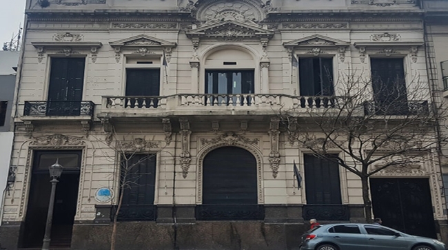 Se sacó una foto con un arma en un colegio del barrio porteño de Balvanera