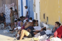 Ceuta: Decenas de menores migrantes esperan ser identificados