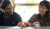 Estrenan «El aroma del pasto recién cortado», con Joaquín Furriel, Marina de Tavira