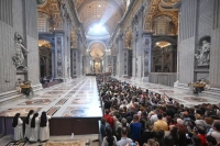 Vivo: Miles de personas siguen despidiendo al papa Francisco