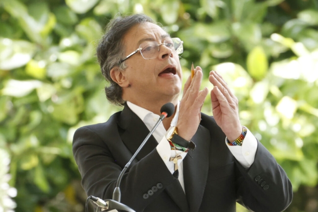 Gustavo Petro pide investigar la aparición de cuerpos en la costa Colombiana