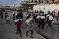 Al menos 40 muertos en Gaza por bombardeos israelíes y una estampida en un punto de reparto de comida