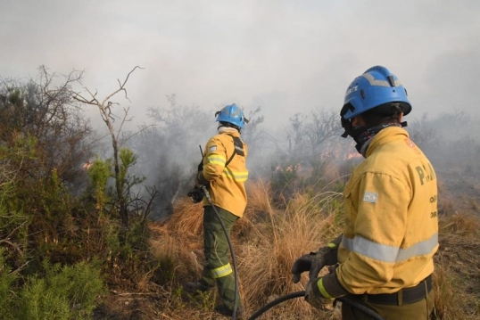 Córdoba: Martín Llaryora recorrió la zona afectada por los incendios y pidió que los responsables sean sancionados